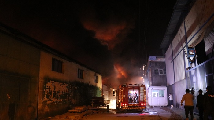 Adana'da geri dönüşüm fabrikasında yangın