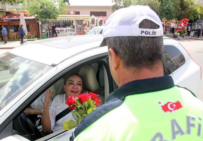 Yaya uygulamasında gül uzatılan kadın sürücü şok oldu  