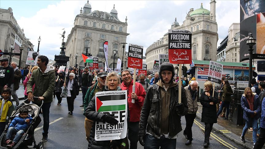 Binlerce kişi Londra'da Filistin için yürüdü