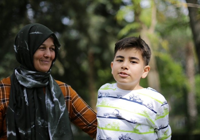 Otizmli yeğenine 9 yıldır "annelik" yapıyor