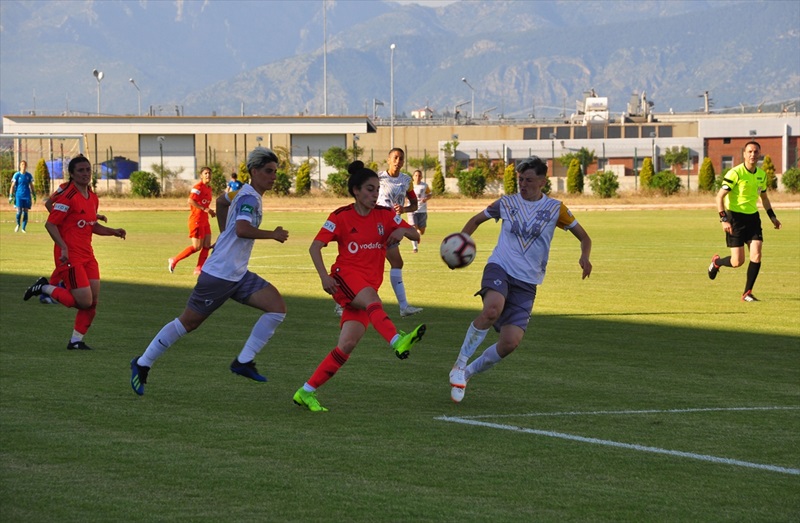 Kadınlar 2021 Avrupa Futbol Şampiyonası ertelendi