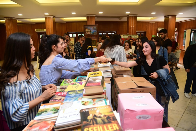 “Konsere biletle değil, kitapla geliyoruz”