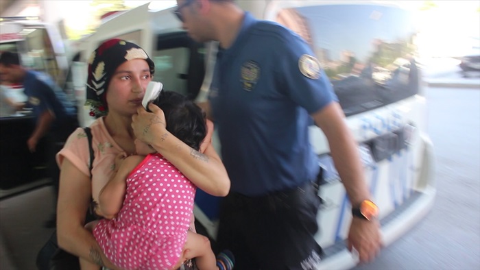 Başına kapı kolu çarparak yaralanan çocuk polislerce hastaneye kaldırıldı