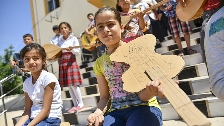 'Çöpten orkestra'ya bakan dokunuşu