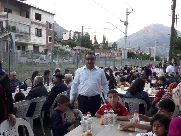 Muhtar Zafer Konuk, Adak kurbanı kesip iftar verdi