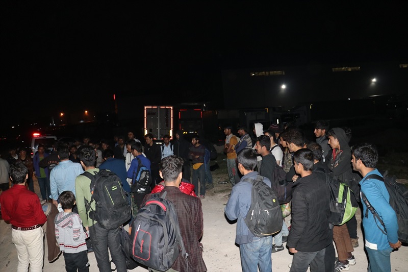 Adana'da 50 düzensiz göçmen yakalandı