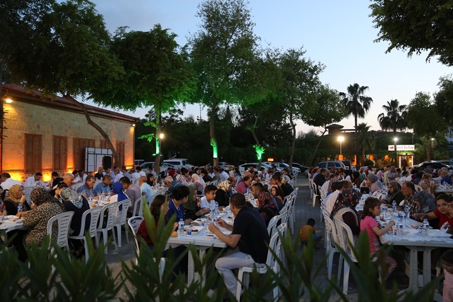 Yüreğir'de her gün binlerce kişi iftar sofrasında buluşuyor  