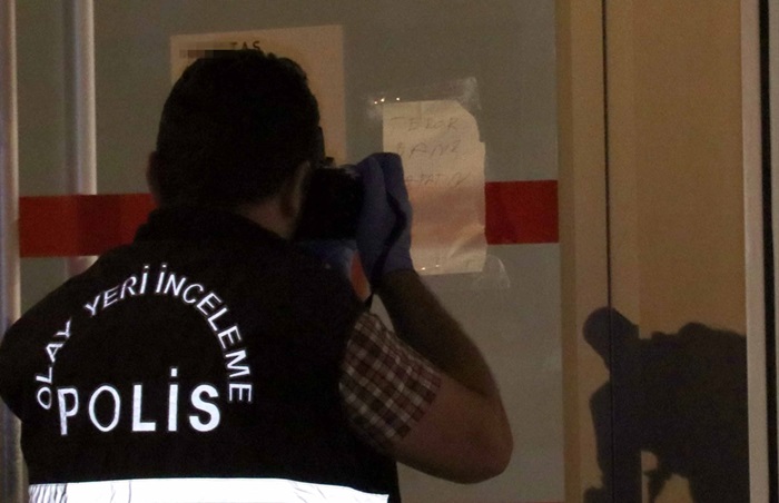 Banka kapısına yapıştırılan not polisi alarma geçirdi