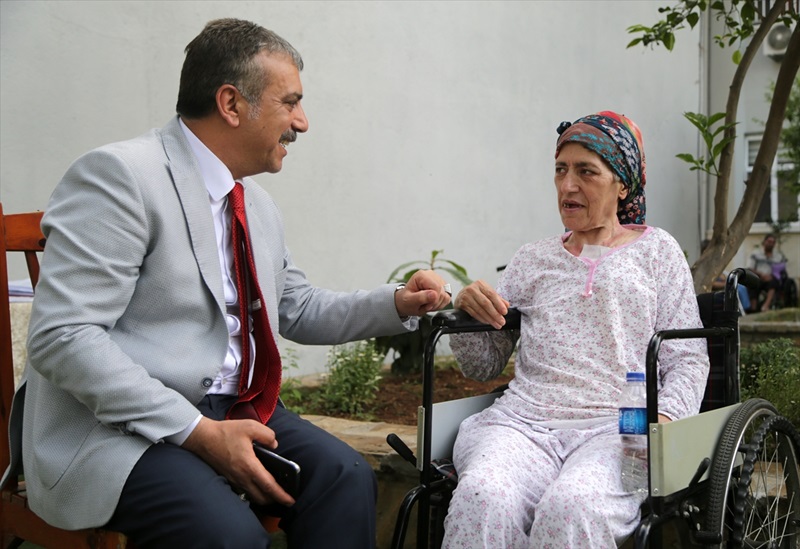 Kanser hastası felçli kadına "yardım eli"