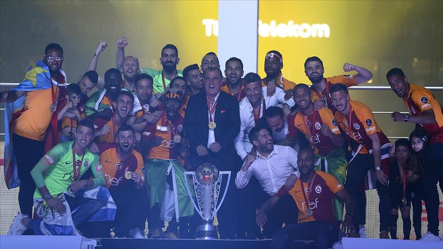 Galatasaray şampiyonluk kupasını kaldırdı