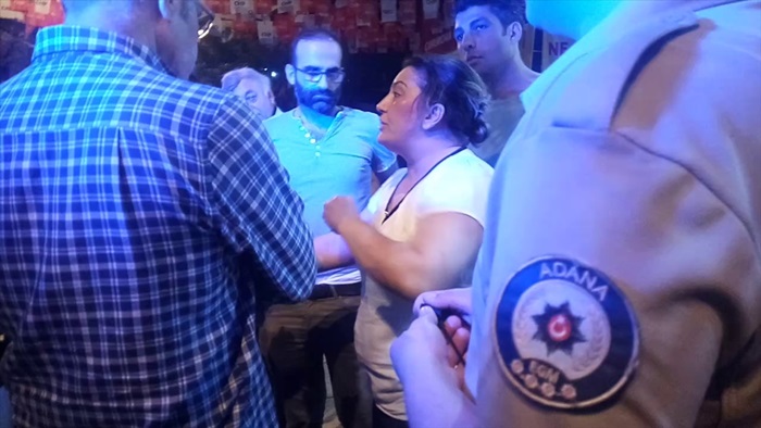 Adana'da ilk müdahaleyi yapan kadını yaralının yakınları darbetti
