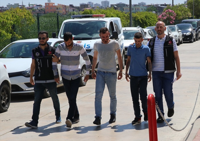 Uyuşturucuyu otomobilin yakıt deposuna gizlemişler