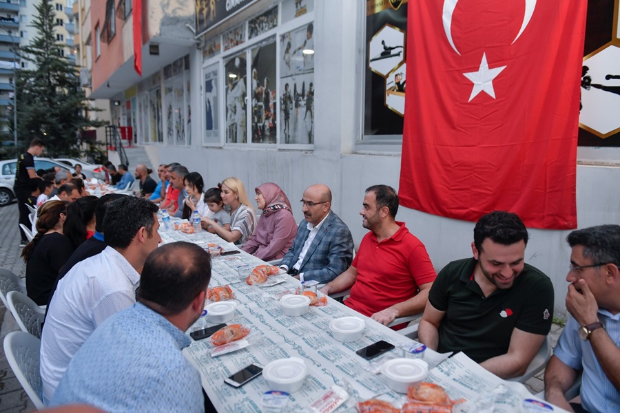 Vali Demirtaş İftar Yemeğinde Muay Thai Millî Takım Sporcularıyla Bir Araya Geldi