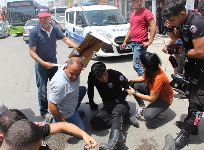 Yaralı polislere vatandaşlardan "güneş koruması"
