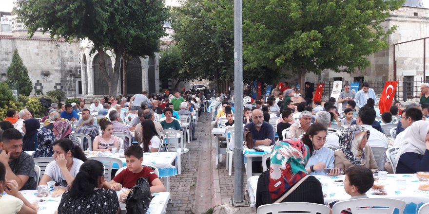 Adana Vakıflar Bölge Müdürlüğü’den İftar..