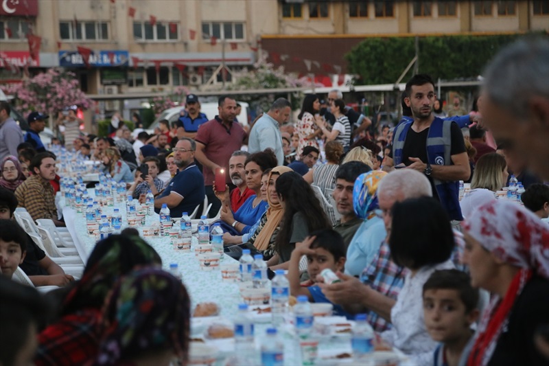 Adana'da Türk ve Suriyeli aileler iftarda buluştu