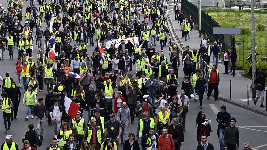 Fransa'da göstericiler yeniden sokaklarda