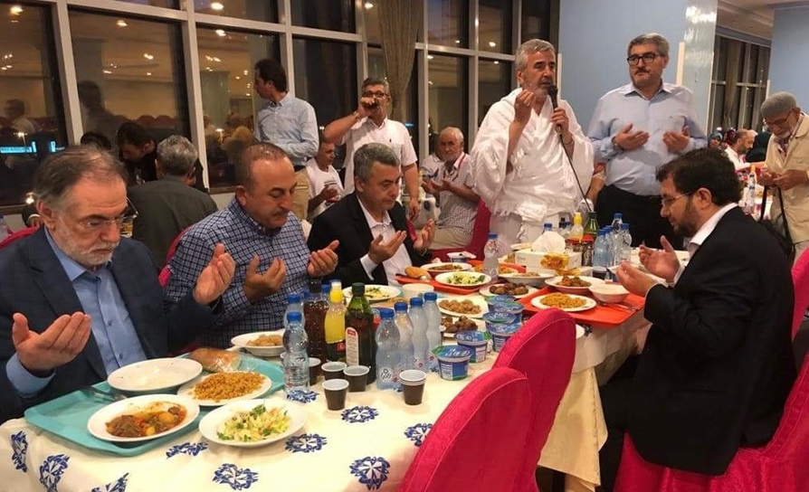 Bakan Çavuşoğlu, Mekke'de umrecilerle iftar etti.