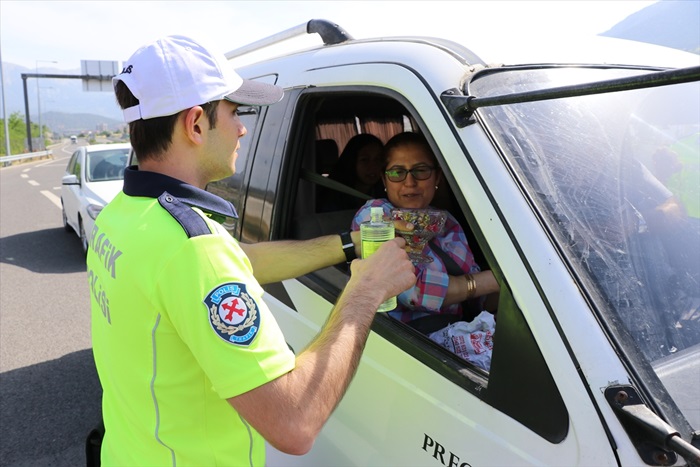 Adana'da trafik ekipleri okul çevrelerinde uygulama yaptı