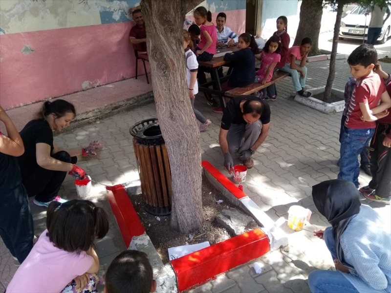Öğretmenlerden çevreyi güzelleştirme çalışması