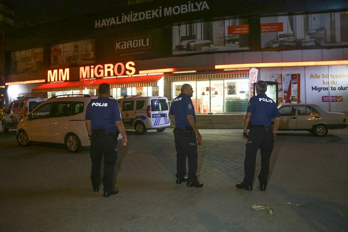 Duvarını kırıp girdikleri markette kola içtiler