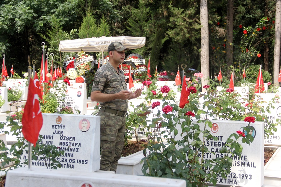 Adanalılar kısıtlama öncesi mezarlıklara koştu  