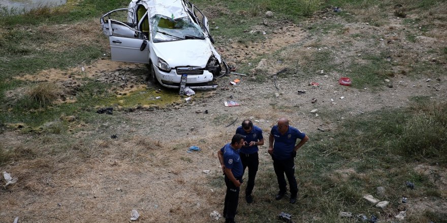 Adana'da trafik kazası: 2 ölü, 3 yaralı