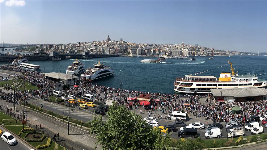 İstanbul'da vatandaşlar tarihi ve turistik mekanlara akın etti