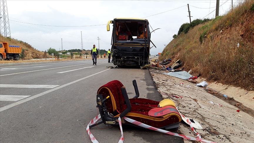 Balıkesir'de tur otobüsü ile otomobil çarpıştı: 4 ölü, 30'dan fazla yaralı