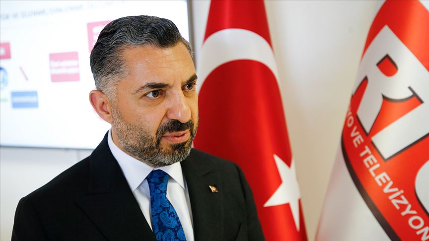 Şahin: Gençlerin günde ortalama 2 saat 13 dakikası internette geçiyor