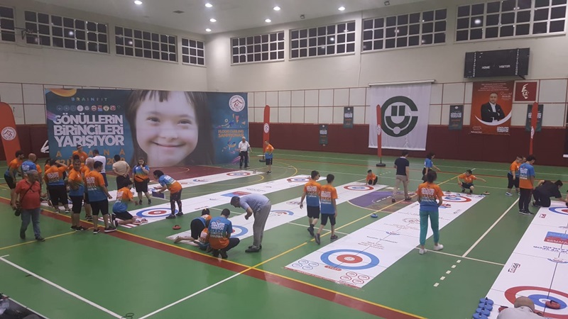 Adana’da ‘Gönüllerin Birincileri Floor Curling’ Yarışması Yapıldı