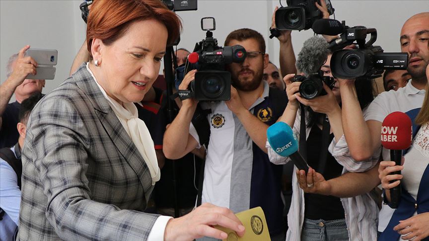 Meral Akşener oyunu kullandı