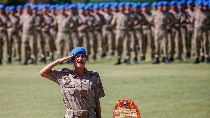 Kadın subay adayı komando kursunun birincisi oldu