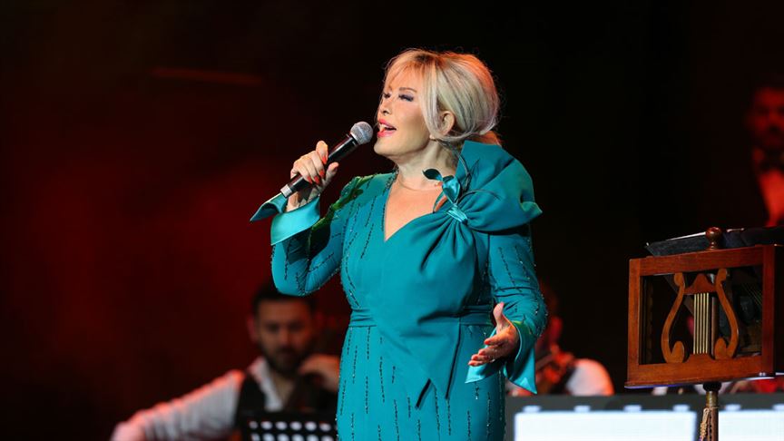 'Başrolde Emel Sayın' konserleri başladı