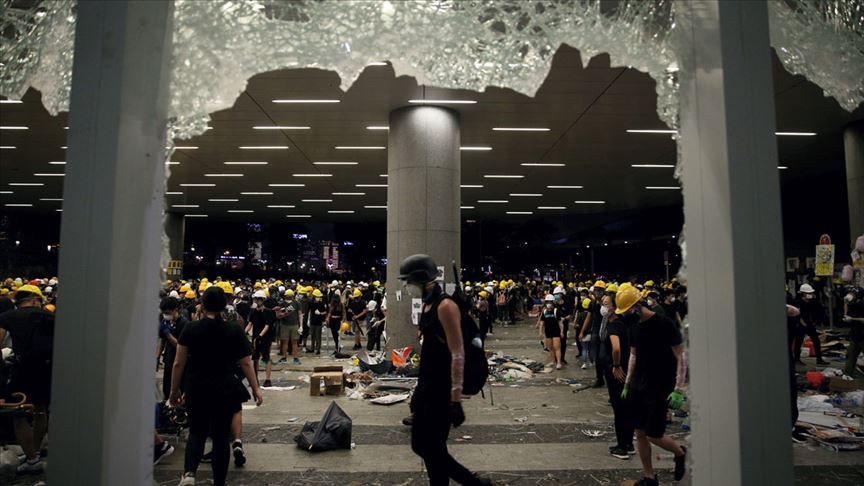 Hong Kong'daki protestocular Meclis binasını bastı