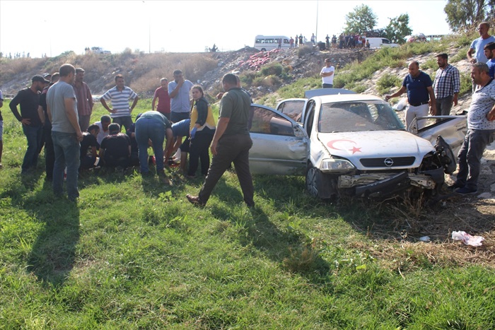 Adana'da otomobil boş sulama kanalına devrildi: 2 yaralı