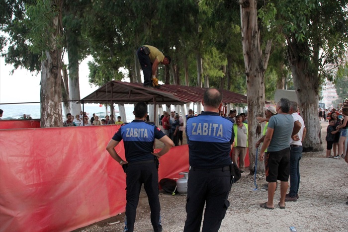 Mersin'de sahilleri işgal eden işletmeler kaldırılıyor