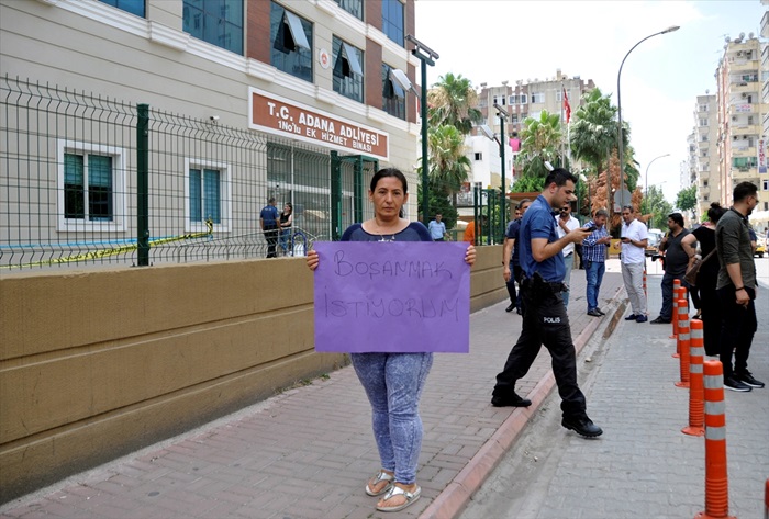 Boşanabilmek için eylem yapan kadına destek