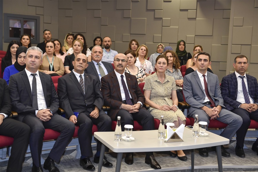 Vali Demirtaş Sağlık Kuruluşlarına Plaketlerini Takdim Etti