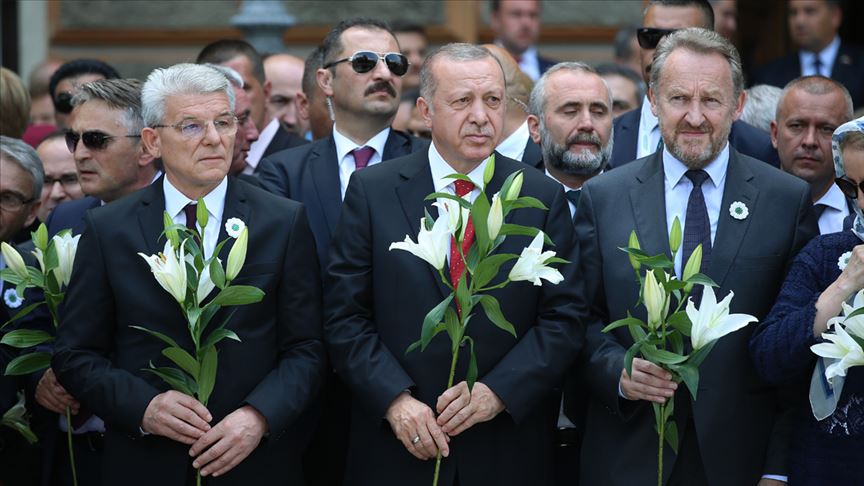 Erdoğan, Srebrenitsa Soykırımı kurbanları anısına düzenlenen geçit törenine katıldı