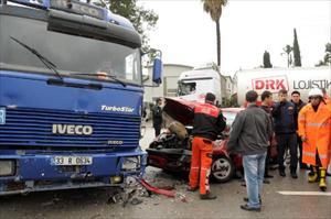 Ambulans ile otomobil çarpıştı: 2 ölü, 7 yaralı