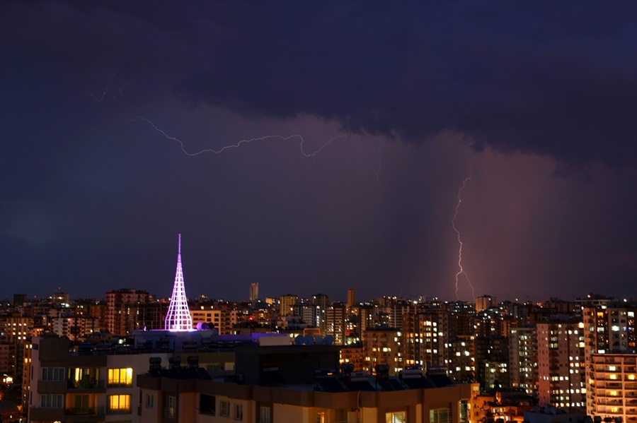 Adana’da şimşekli gece