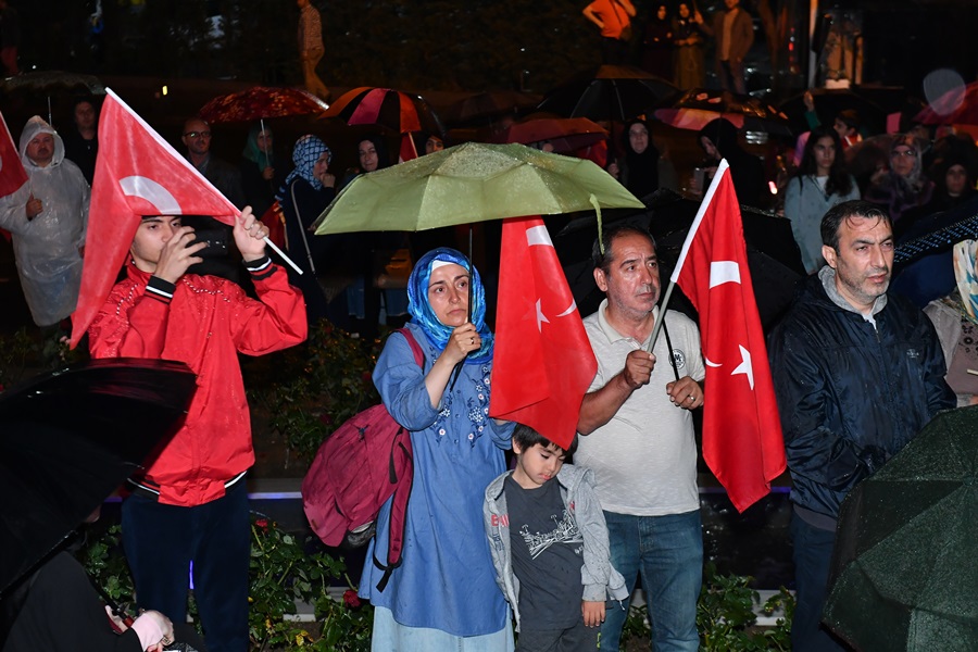 15 Temmuz Darbe Girişimine En Şanlı Direnişi Gösteren Üsküdar’da Çoşkulu Kutlama!