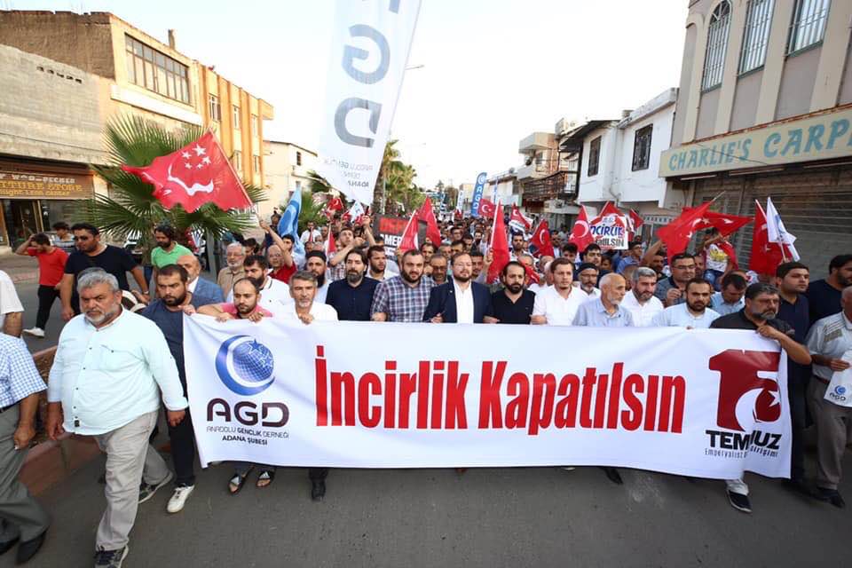 Anadolu ve Milli Gençlik Vakfı üyeleri, İncirlik Üssü önünde ABD'yi protesto etti.