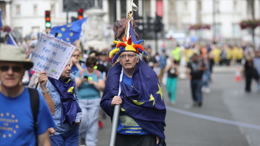 Londra'da binlerce kişi Brexit ve Boris Johnson'a karşı yürüdü