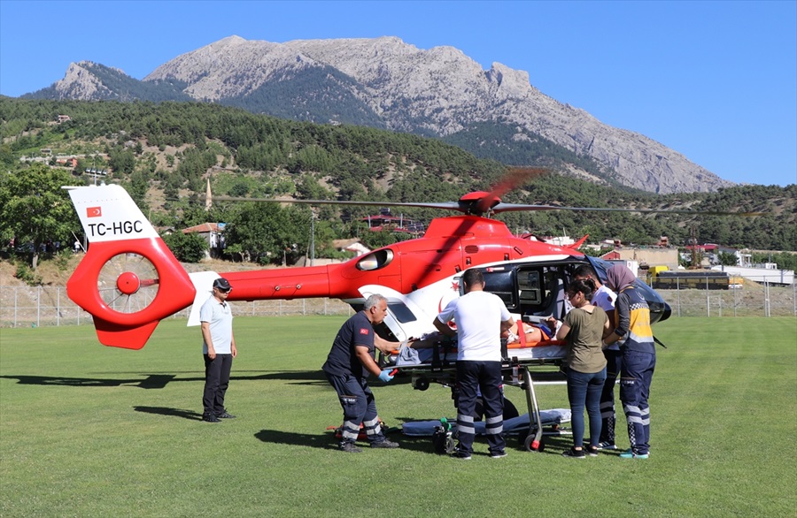 Ambulans helikopter, tuz ruhu içen çocuk için havalandı