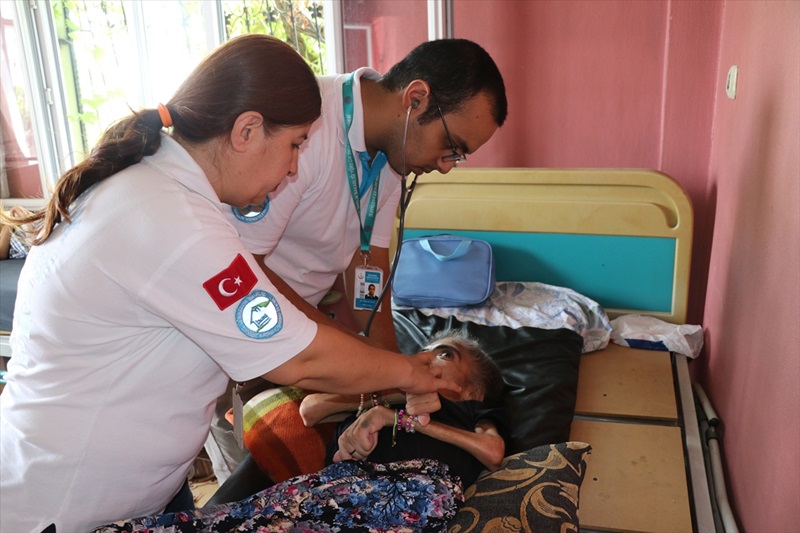 Hayatını engelli halası ile amcalarına adadı