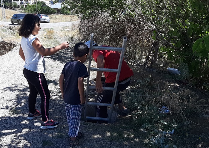 Rögara düşen köpek yavrusu çocukların dikkati sayesinde kurtarıldı