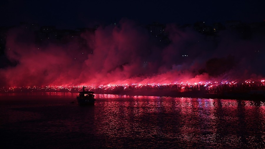 Trabzonspor'un 52. kuruluş yıl dönümü İstanbul'da meşalelerle kutlandı