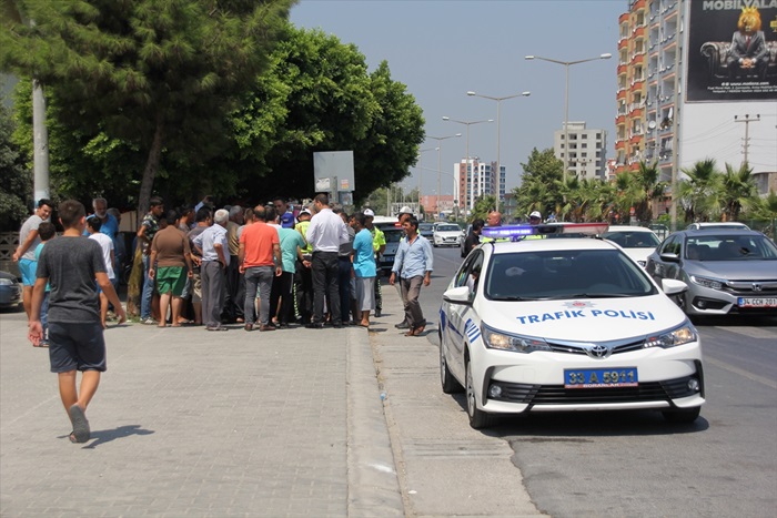 Ölümlü kaza sonrasında yolu trafiğe kapattılar 